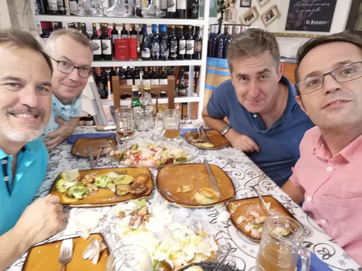 El autor del diario, segundo por la derecha, en su reencuentro con tres amigos de la infancia.  - 