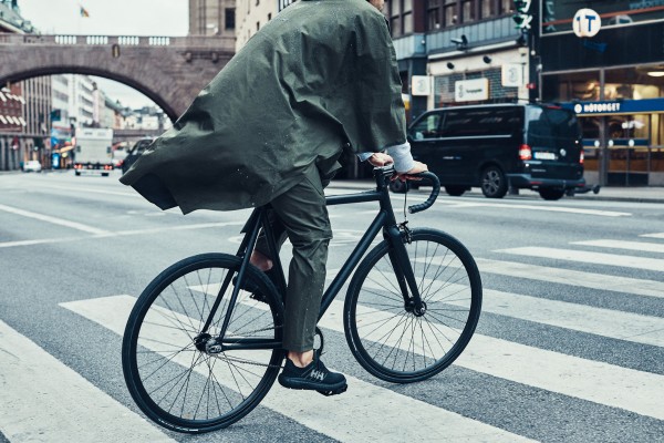 El Edge 3L Poncho de Helly Hansen, versatilidad y estilo para los días más húmedos de primavera y verano