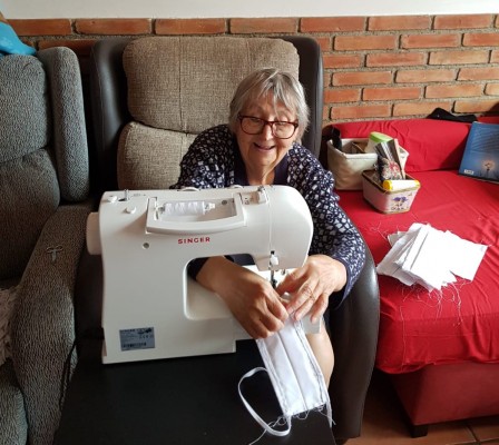 Ola solidaria en La Safor para confeccionar mascarillas