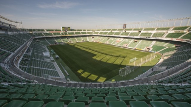 El Elche se plantea cubrir  los fondos o las curvas del estadio con lonas de publicidad