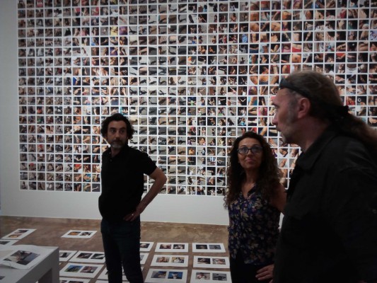 La finestra de Cueto Lominchar, el mirall teatral de la societat es plasma en més de 2000 fotografies