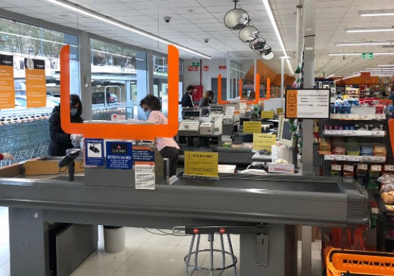 Consum completa la instalación de mamparas de seguridad en sus supermercados