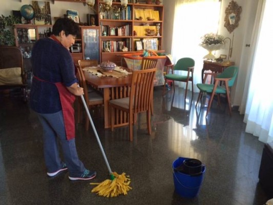 El ministerio de Trabajo ultima un subsidio para las empleadas del hogar