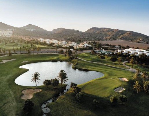La Manga Club dona productos básicos a ONG  para ayudar a la población más desfavorecida