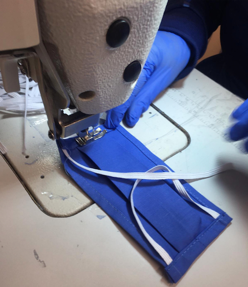 La empresa valenciana Vayoil Textil entrega las primeras 1.000 mascarillas quirúrgicas a policías y hospitales