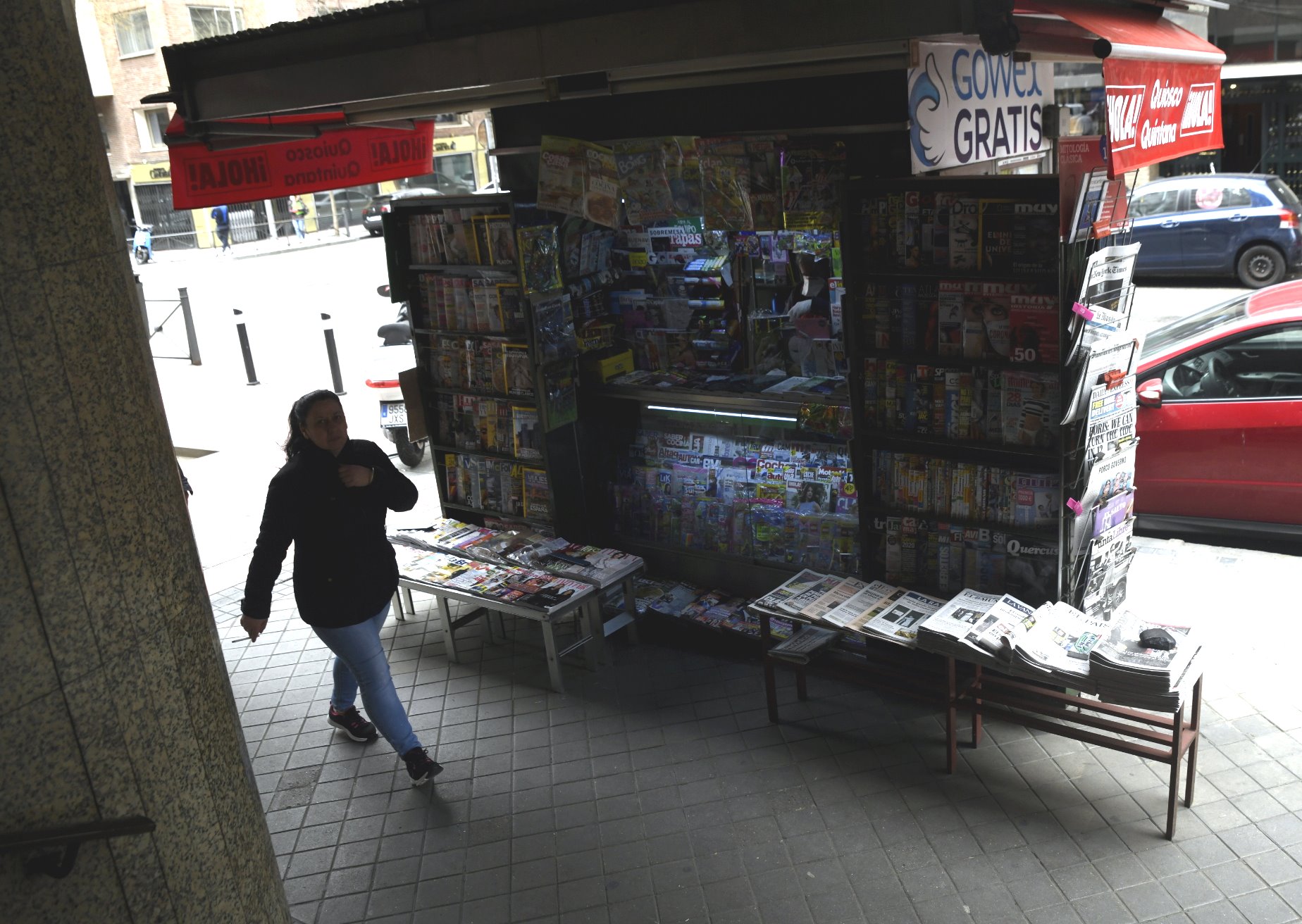 Un quiosco de prensa, abierto el sexto día de confinamiento. Foto: EP. - 