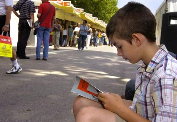 Leer en voz alta estimular la mente, el desarrollo psíquico y crear lazos afectivos en el niño, recuerdan los pediatras
