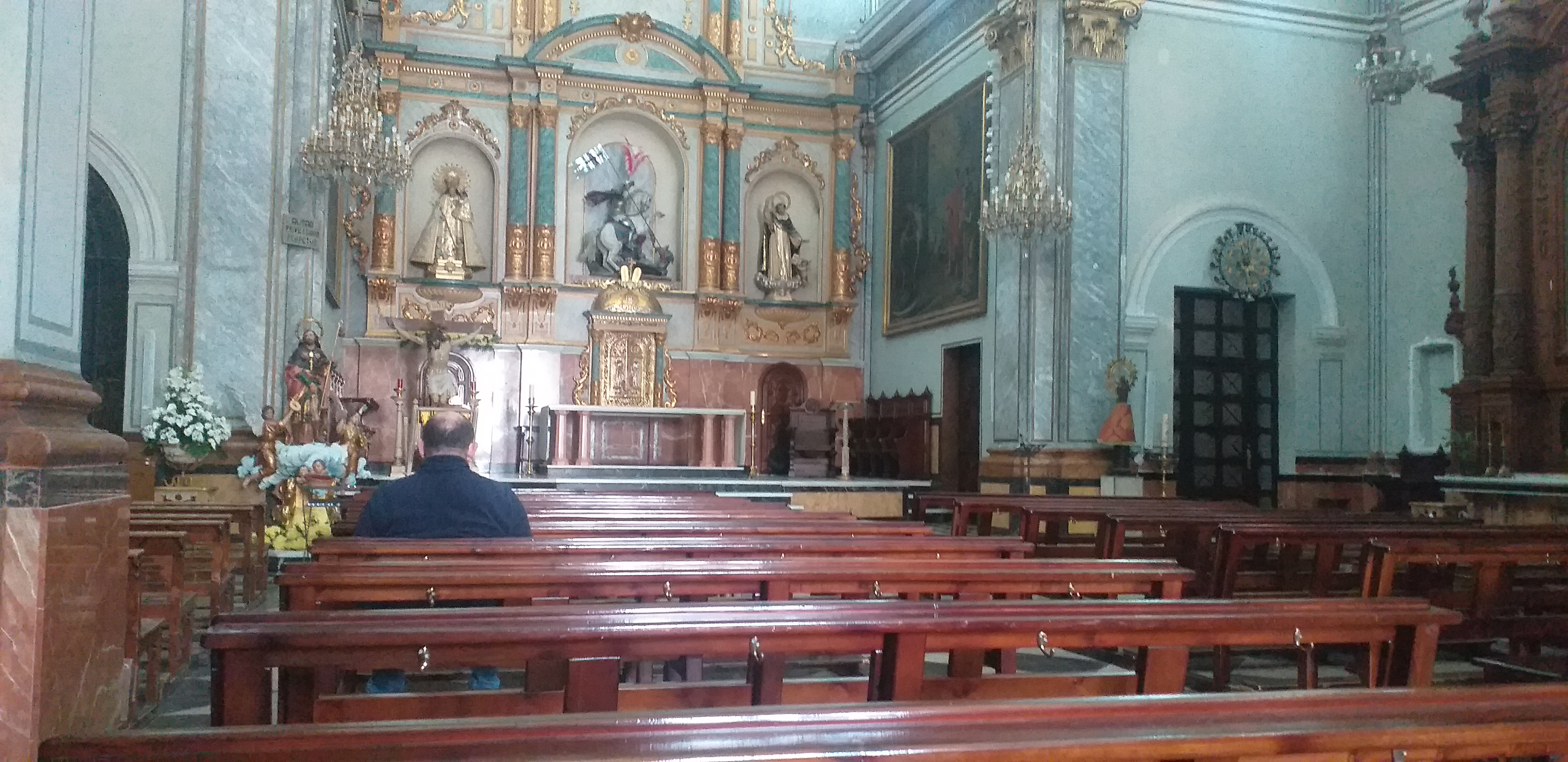 Un hombre reza en una iglesia vacía durante este tiempo de confinamiento.  - 