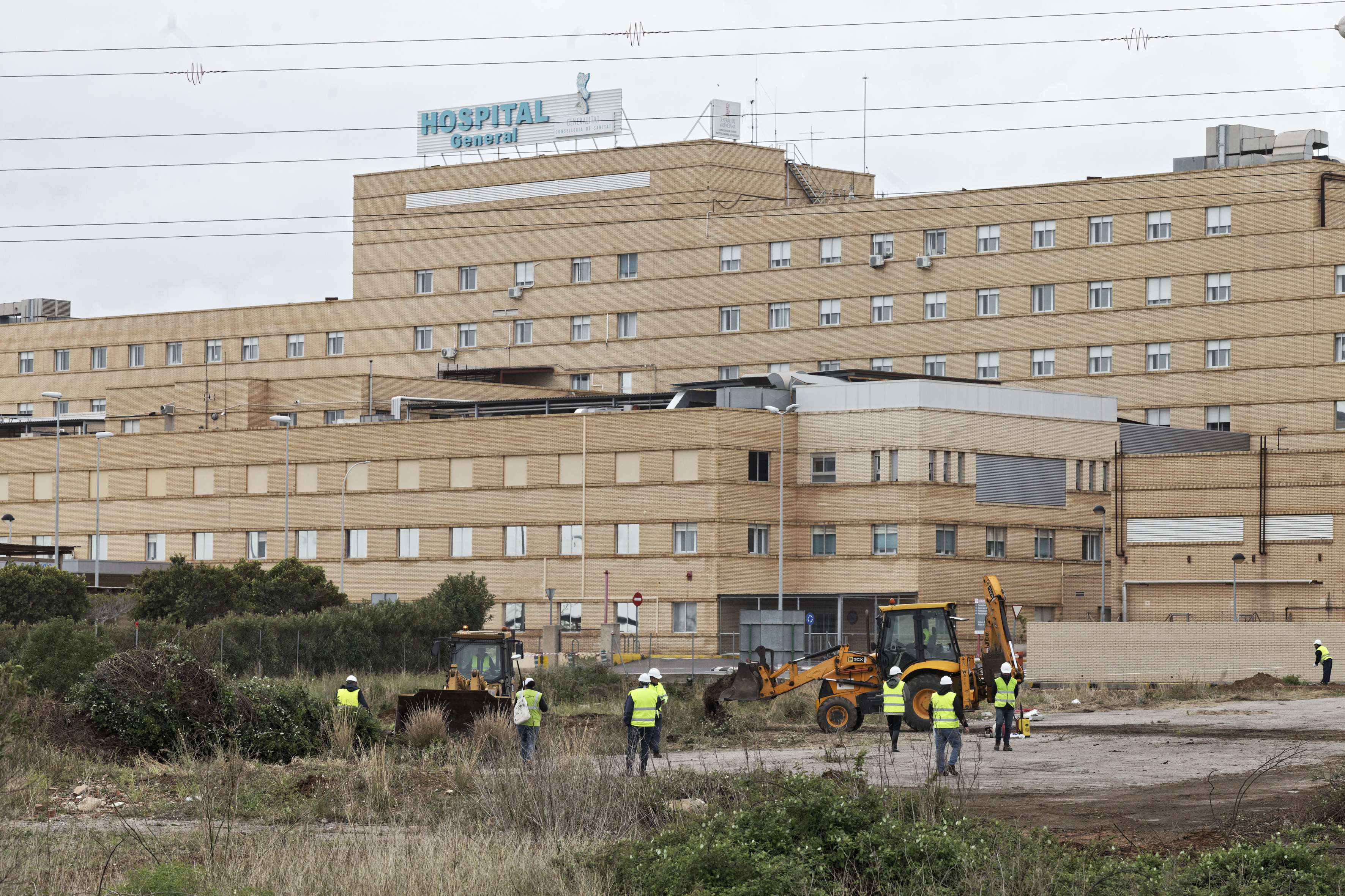 Vista del General del martes, con las obras del hospital de campaña en primer término. Foto: Antonio Pradas - 