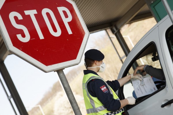 Bruselas fija en 15 minutos la espera máxima de los transportistas en las fronteras restablecidas por el coronavirus