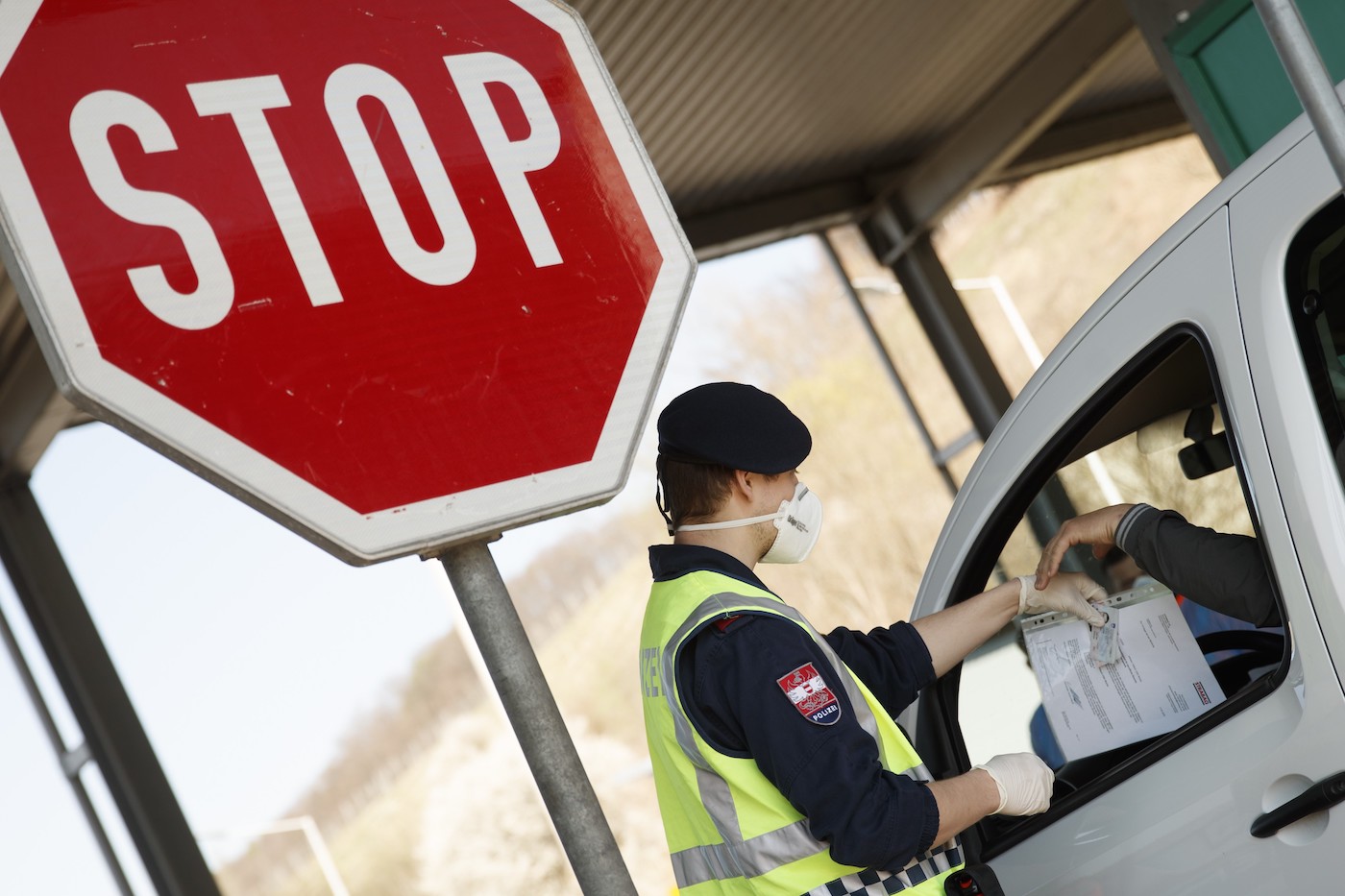 Bruselas fija en 15 minutos la espera máxima de los transportistas en las fronteras restablecidas por el coronavirus