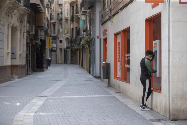Salud insiste en la importancia de quedarse en casa: los 'casos posibles' más numerosos son los adultos de 36 a 44 años
