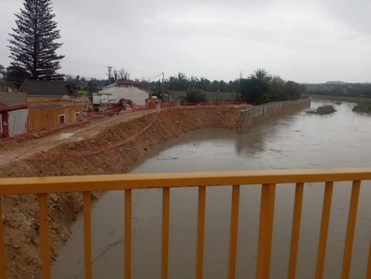 Filtraciones en la rotura del río en Almoradí, vecinos desalojados y carretera cortada