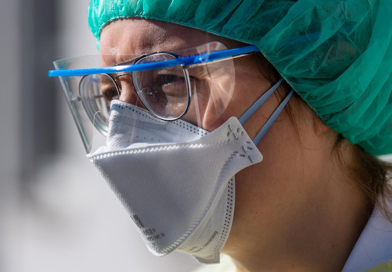 Sanitario con mascarilla. Foto: EFE - 