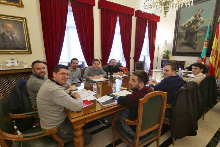 El edil de Hacienda, David Donate, entre Rafa Simó y Fernando Navarro, en primer término. Fotos: Antonio Pradas - 