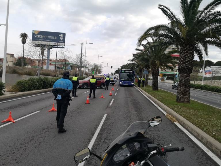 Un control de la Policía Local de Alicante en el dispositivo de supervisión de la movilidad frente al coronavirus. - 