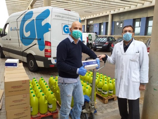 García Folques se vuelca con el personal de La Plana y dona 25.000 guantes y 1.000 litros de lejía