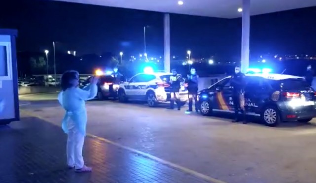 Policías nacionales y locales alientan a los vecinos confinados y a sanitarios del General y La Plana 