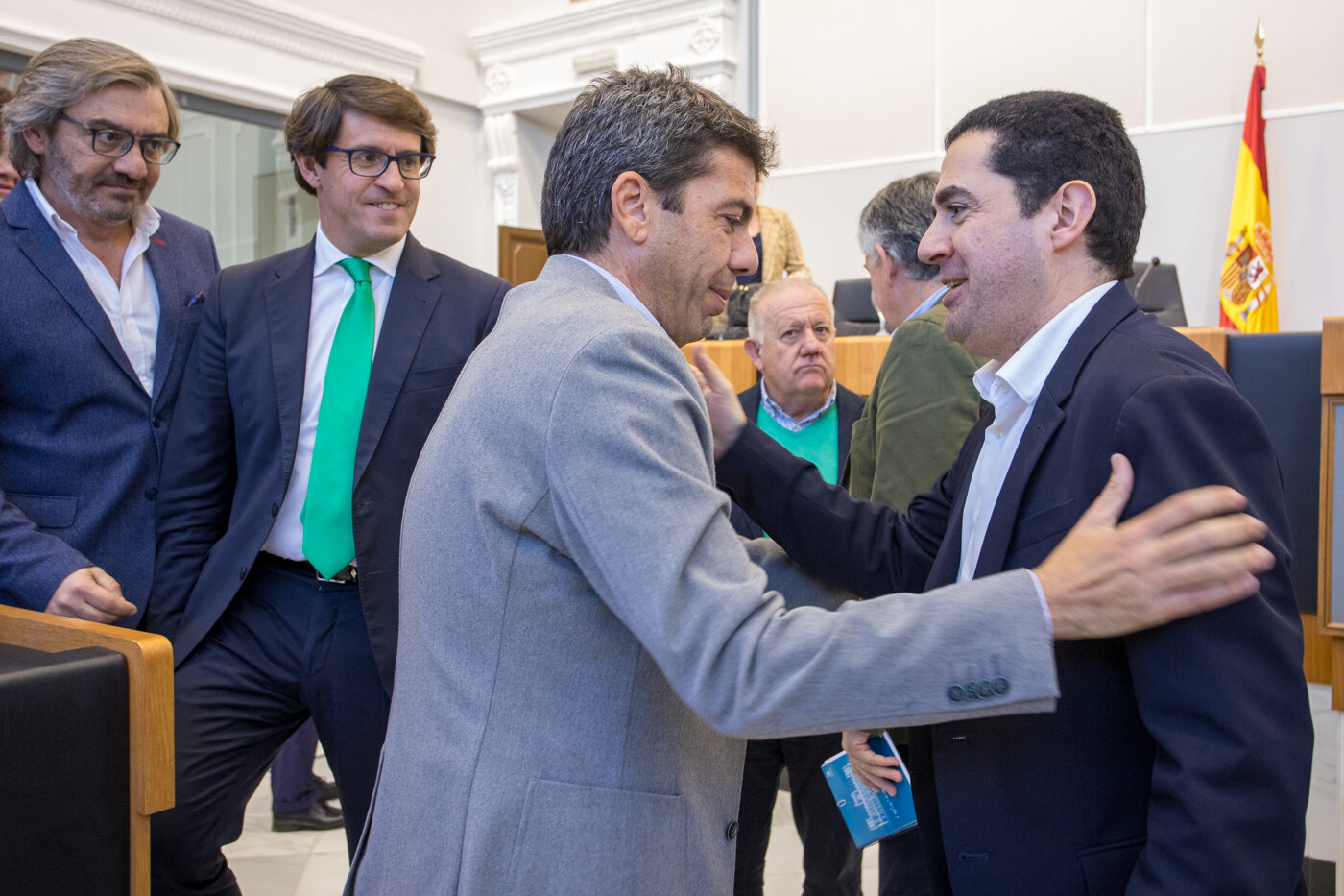 El presidente de la Diputación, Carlos Mazón, y el portavoz del PSPV, Toni Francés. Foto PEPE OLIVARES - 