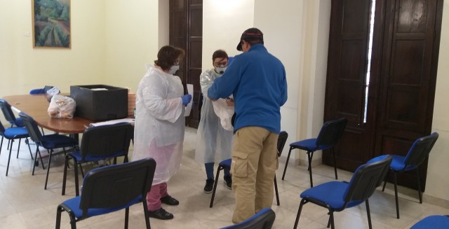 Hacer la compra, repartir productos y lavar ropa: así atienden ayuntamientos a personas vulnerables
