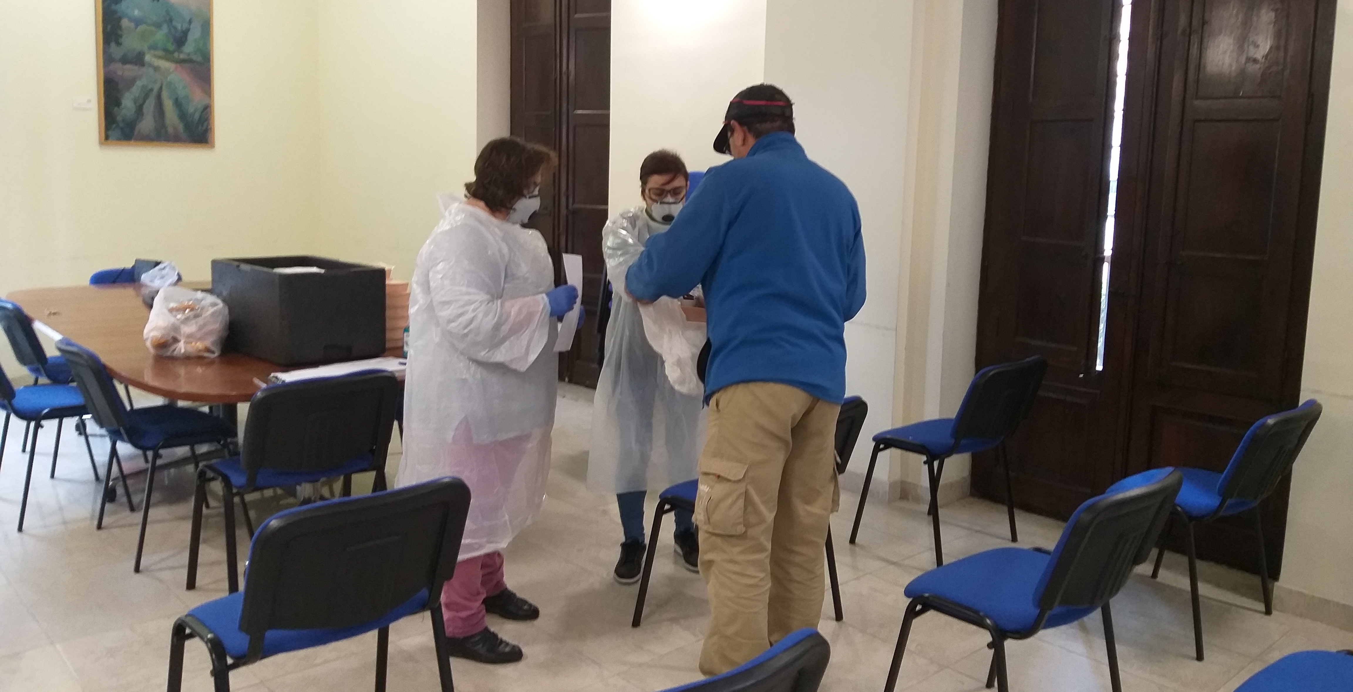 Hacer la compra, repartir productos y lavar ropa: así atienden ayuntamientos a personas vulnerables