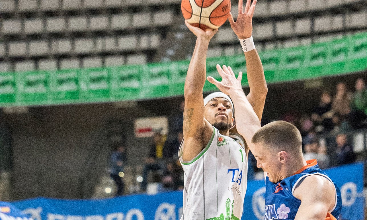 El jugador del TAU Castelló Wade-Chatman regresa a Estados Unidos con permiso del club