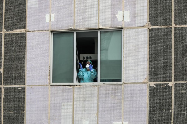 La mitad de los 13.000 hospitalizados en España tiene más de 70 años