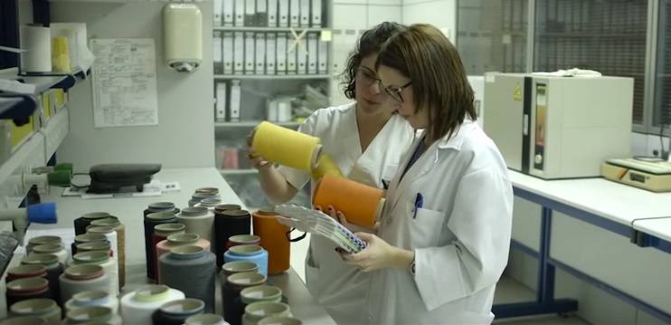 Dos empleadas en una fábrica de hilo de la provincia de Alicante, en una imagen de archivo - 
