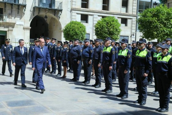 Alicante aprueba la contratación de 53 nuevos policías para reforzar la seguridad de los visitantes