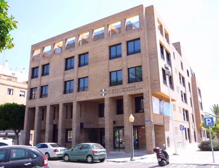 El CEU entrega material sanitario y de protección personal a la Conselleria de Sanidad

