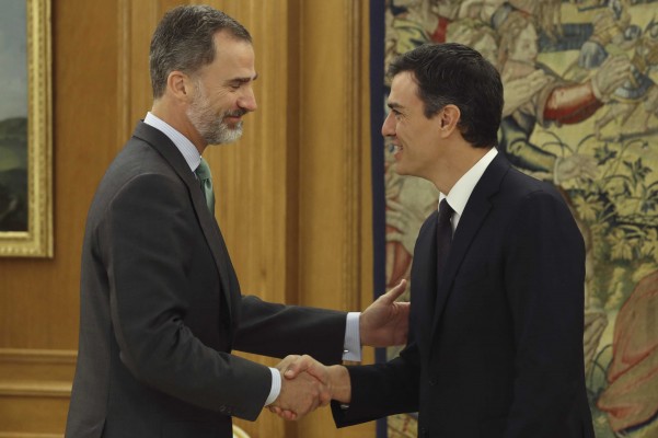 El rey Felipe VI recibe a Pedro Sánchez en Zarzuela por primera vez tras la reelección