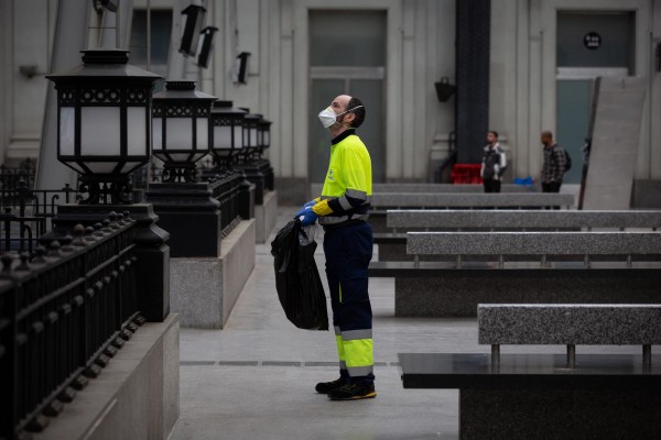 El Gobierno reparte 8 millones de mascarillas entre transportistas y personal de Renfe, Aena y Correos