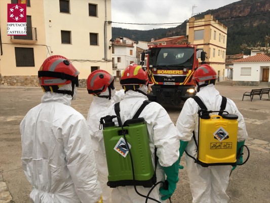  El Consorcio Provincial de Bomberos desinfecta el casco urbano de Toga tras un caso por coronavirus

