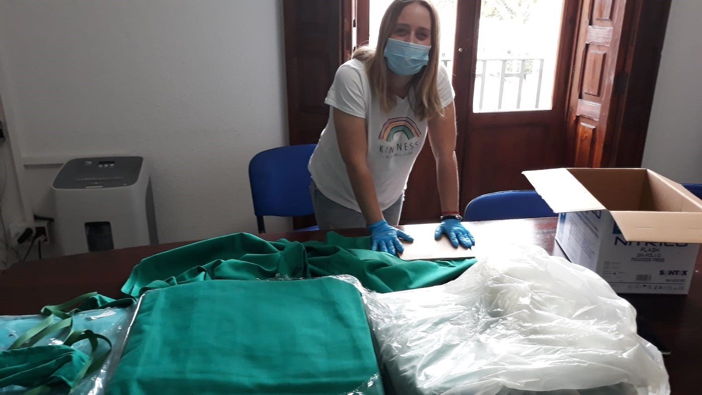 Voluntarios de Benetússer fabrican cientos de mascarillas para el Hospital Peset de València