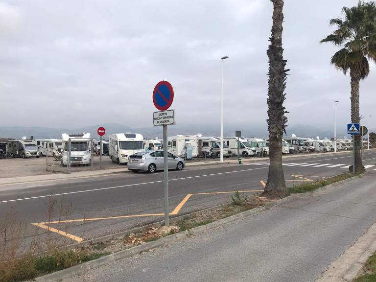 El Ayuntamiento acata la orden de Sanidad y cerrará el parking de autocaravanas del Grau 