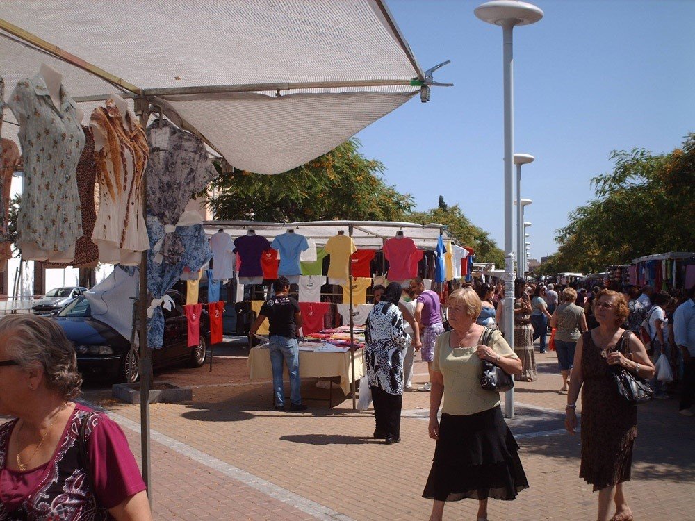 València suspende la tasa a más de 1.000 vendedores de mercadillos de barrio