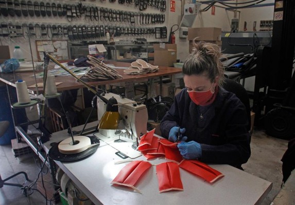 La empresa de calzado For Shoes destina dos operarias a confeccionar mascarillas para donarlas