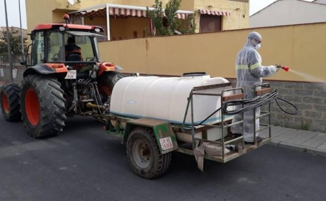 Los agricultores ofrecen sus tractores para desinfectar las ciudades 
