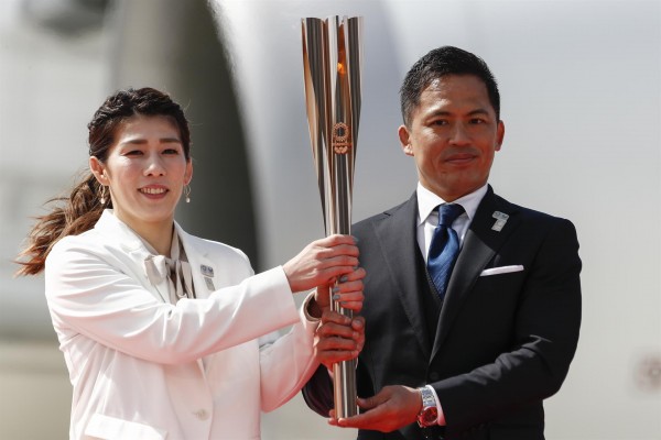 La llama olímpica aterriza en Japón en medio de la cautela por el coronavirus