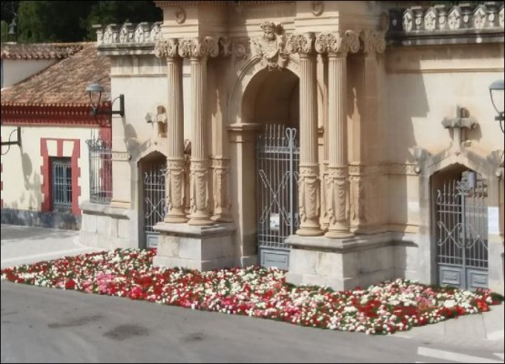 Llenan de flores la puerta del cementerio de Murcia para que los difuntos 