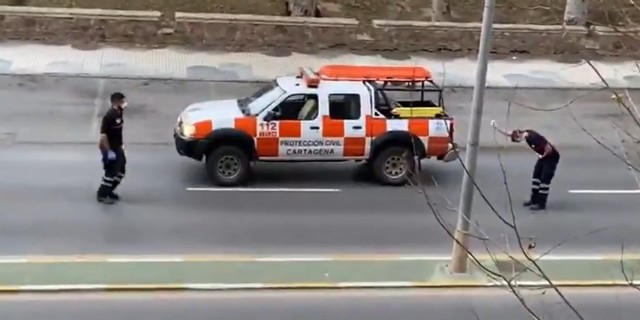 Dos voluntarios de Protección Civil de Cartagena bailan el 'Hola, don Pepito. Hola, don José'