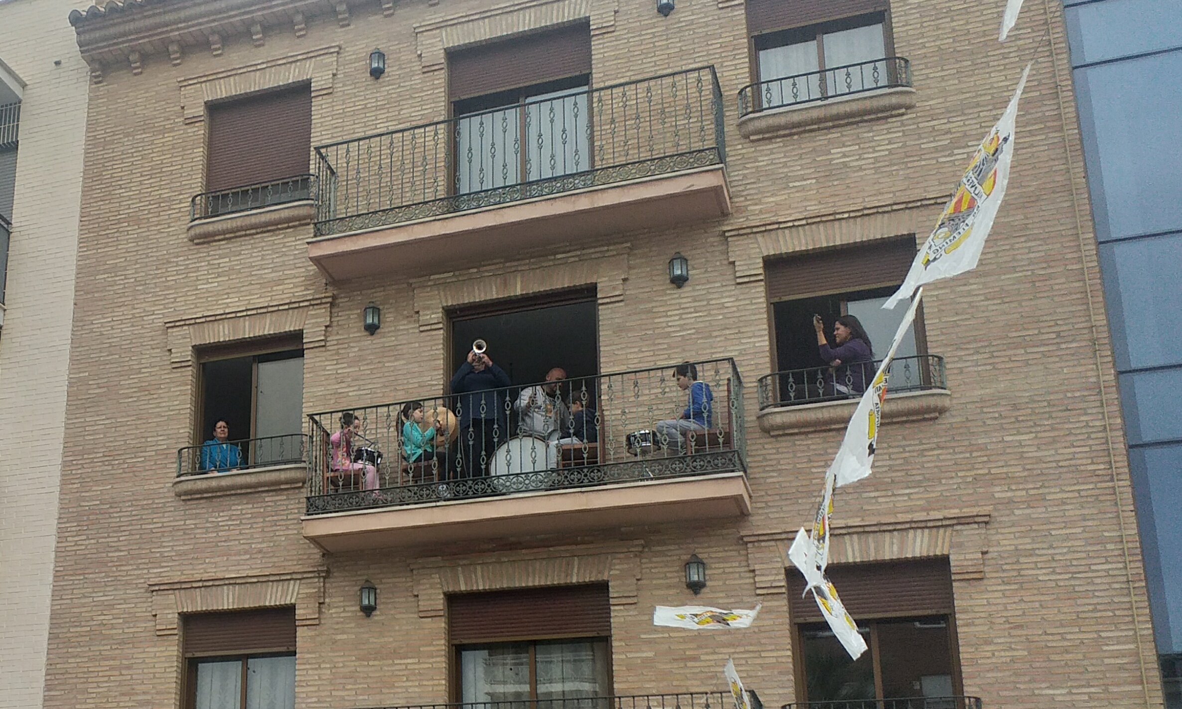 Un hombre toca, ayer, la trompeta desde el balcón de su casa en un pueblo valenciano. - 