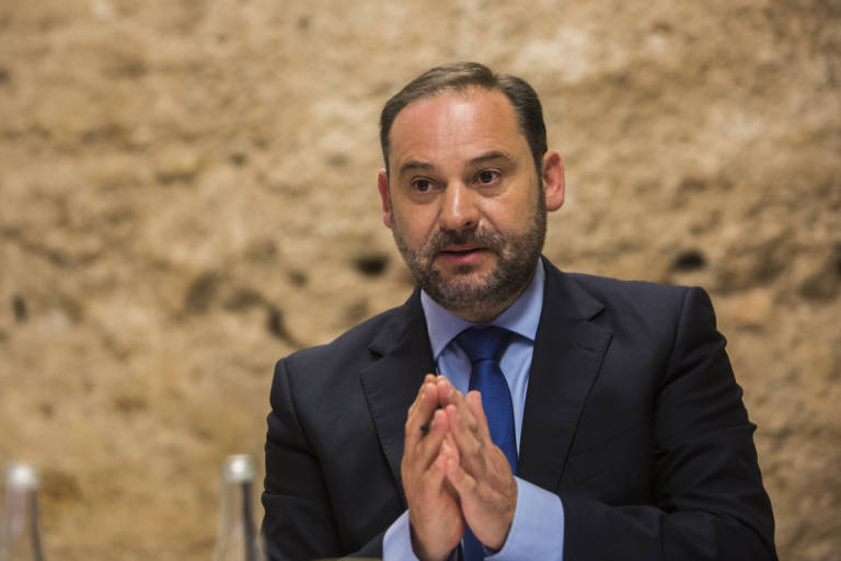 Ábalos pide a los hoteles regular la salida de turistas para no colapsar los aeropuertos