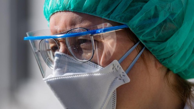 Sanidad contrata a 30.000 sanitarios y entrega 1,5 millones de mascarillas a las autonomías