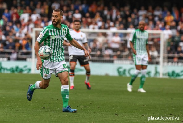 Sergio Canales pasa el testigo de una iniciativa solidaria al Valencia 