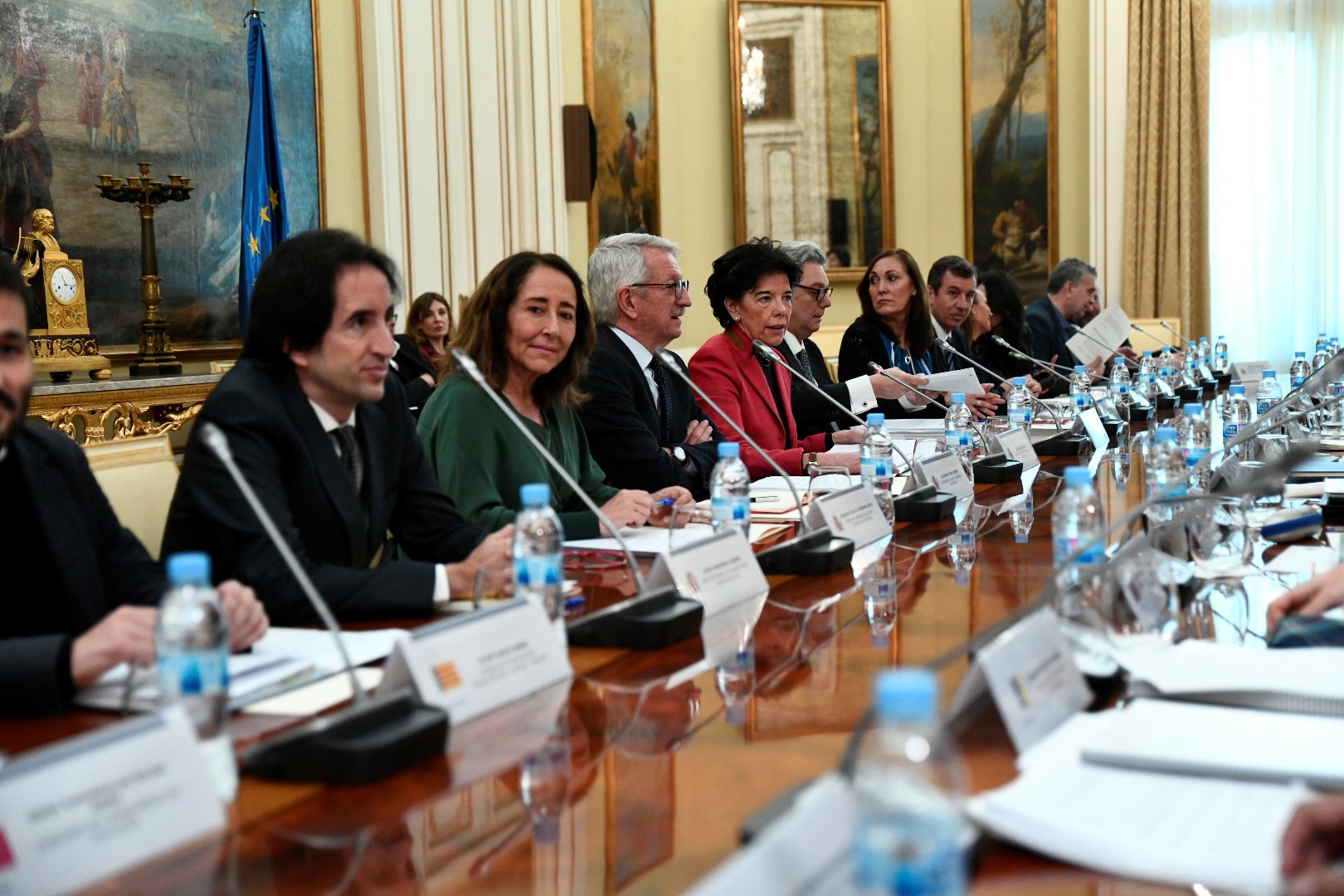 Celaá convoca a las CCAA para abordar la incidencia de la crisis en la educación