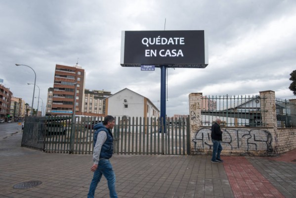 Protege tu edificio del virus: a dos metros de los vecinos, solo en el ascensor y poca compra 'online'