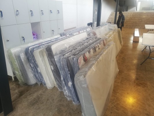 La empresa ilicitana Valentín Sánchez dona 40 colchones para el albergue habilitado en El Toscar