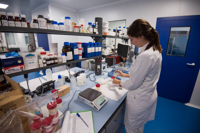 Laboratorio de I+ d para nuevas formulaciones. Foto: RAFA MOLINA - 