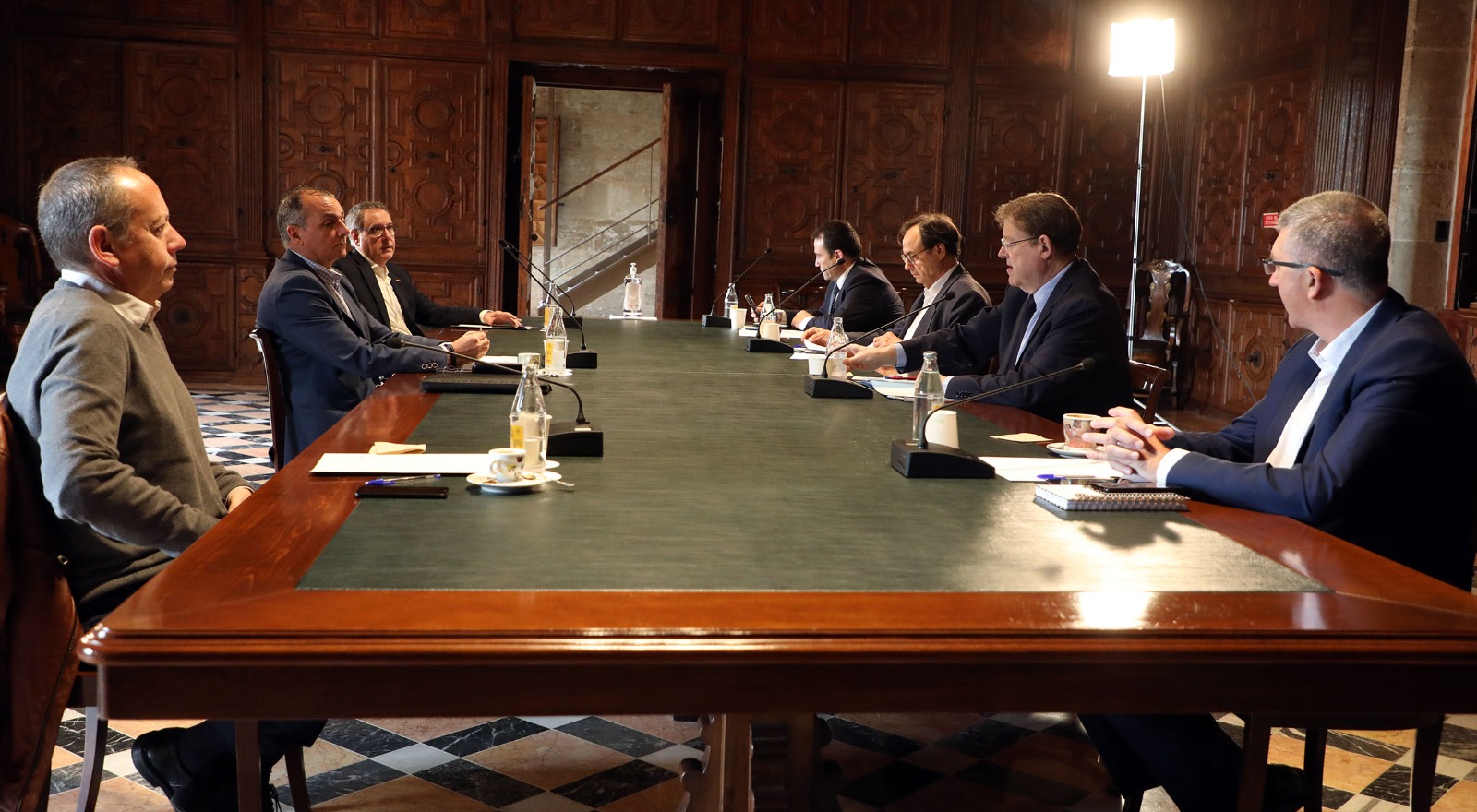 Reunión de Puig y los consellers de Economía y Hacienda con los agentes sociales. - 